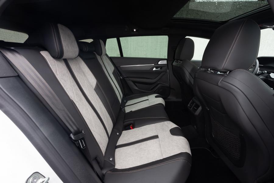 Интерьер Peugeot 508 SW GT HYBRID 2019 года  (WW) (фото 12 из 40)